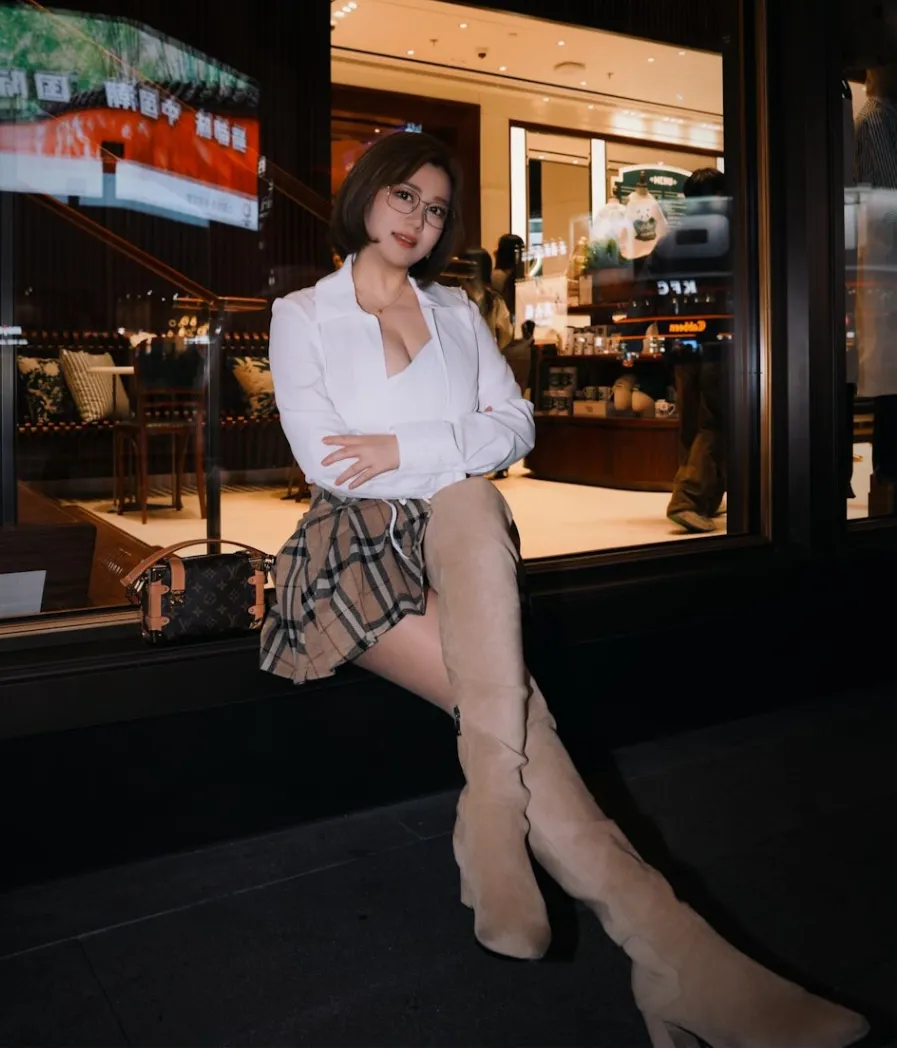 前TVB女神失婚後重回性感派福利 「禁慾系」老師Look惹網民暴動